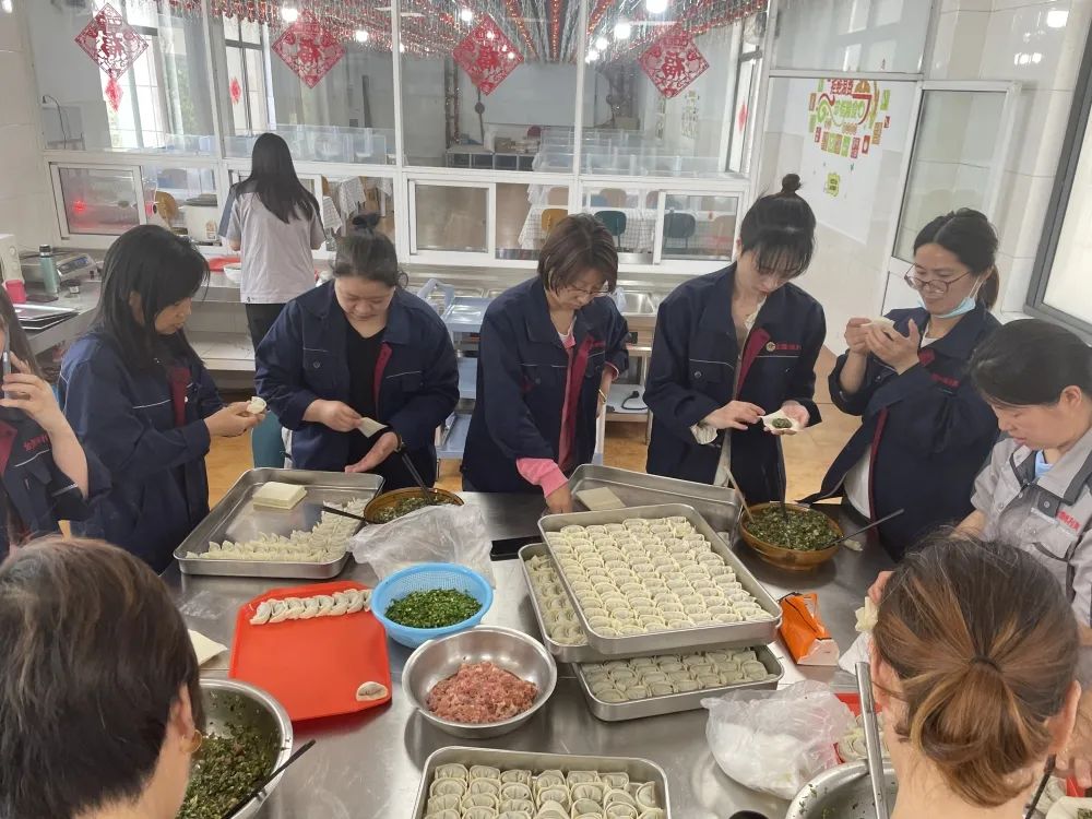 今朝立夏至，何處不啼鷹。